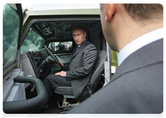 Prime Minister Vladimir Putin at the Avtodizel Diesel Engine Plant in Yaroslavl