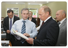 Председатель Правительства России В.В.Путин посетил Московский общественно-деловой центр инвалидов и ознакомился с его работой