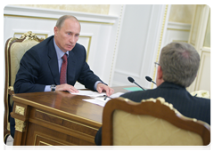Prime Minister Vladimir Putin at a meeting on federal budget spending on industry and transport for 2011-2013