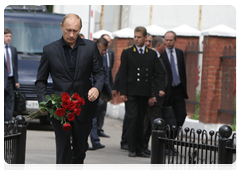 Prime Minister Vladimir Putin laying wreath at mine rescuers memorial