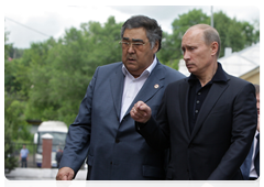 Prime Minister Vladimir Putin and Kemerovo Region Governor Aman Tuleyev