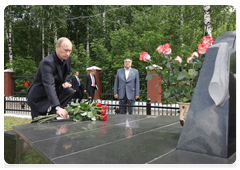 Председатель Правительства Российской Федерации В.В.Путин возложил цветы к памятнику погибшим горноспасателям в городе Новокузнецке