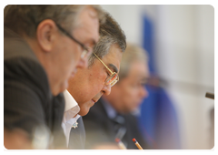 Губернатор Кемеровской области А.Г.Тулеев на совещании по вопросам ликвидации последствий аварии на шахте «Распадская» и развитию угольной промышленности