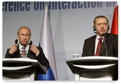 По итогам российско-турецких переговоров Председатель Правительства Российской Федерации В.В.Путин и Премьер-министр Турецкой Республики Р.Т.Эрдоган провели совместную пресс-конференцию