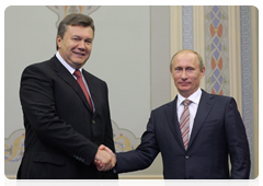 Prime Minister Vladimir Putin meeting with Ukrainian President Viktor Yanukovych in Istanbul