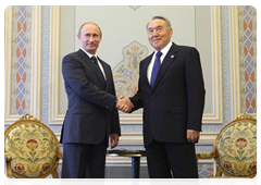 Prime Minister Vladimir Putin meeting with Kazakh President Nursultan Nazarbayev in Istanbul
