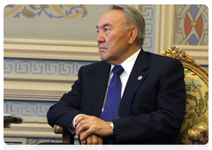 Kazakh President Nursultan Nazarbayev at a meeting with Prime Minister Vladimir Putin in Istanbul