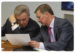 Deputy Prime Minister Sergei Ivanov and Governor of the Moscow Region Boris Gromov at a meeting in the Energia Rocket and Space Corporation