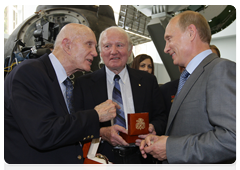 Председатель Правительства России В.В.Путин побеседовал с участниками исторической стыковки космических кораблей «Союз» и «Аполлон»