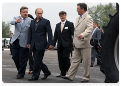Председатель Правительства Российской Федерации В.В.Путин осмотрел выставку современной аграрной техники производства ЗАО «АгроТехМаш-Т»