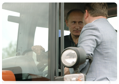 Председатель Правительства Российской Федерации В.В.Путин осмотрел выставку современной аграрной техники производства ЗАО «АгроТехМаш-Т»