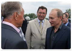 Председатель Правительства Российской Федерации В.В.Путин вручил сертификаты на получение тракторов двум лучшим фермерам Тамбовской области