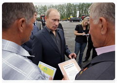Председатель Правительства Российской Федерации В.В.Путин вручил сертификаты на получение тракторов двум лучшим фермерам Тамбовской области