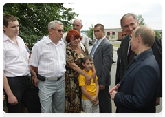 Председатель Правительства Российской Федерации В.В.Путин посетил один из районов Тамбова, где ведутся работы по ремонту ветхого жилья, и пообщался с местными жителями