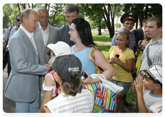 Председатель Правительства Российской Федерации В.В.Путин осмотрел древний городской кремль Великого Новгорода и пообщался с горожанами