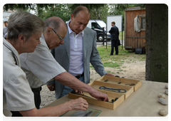 Prime Minister Vladimir Putin visiting the Troitsky excavation site