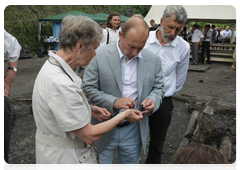Председатель Правительства России В.В.Путин осмотрел найденную археологами часть древнего Великого Новгорода