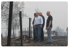 Prime Minister Vladimir Putin in the burnt-down village of Verkhnyaya Vereya in the Nizhny Novgorod Region’s Vyksa District