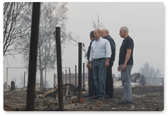 Председатель Правительства России В.В.Путин побывал на месте сгоревшей дотла деревни Верхняя Верея в Выксунском районе Нижегородской области