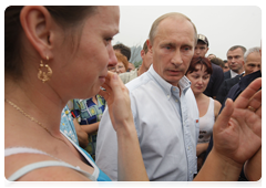 Prime Minister Vladimir Putin talking to residents of the Nizhny Novgorod Region, where a number of residential areas were severely damaged by forest fires