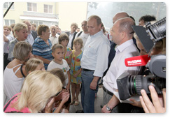 Председатель Правительства Российской Федерации В.В.Путин проверил условия размещения, проживания и питания людей, эвакуированных из-за пожара
