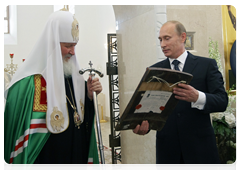 Prime Minister Vladimir Putin presenting the church with the icon of the Holy Saviour’s Image Not Made by Hand