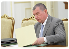 Deputy Prime Minister Igor Sechin at a meeting of the Government Presidium