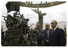 Председатель Правительства России В.В.Путин ознакомился с проектами памятника «В борьбе против фашизма мы были вместе», который будет сооружен на Поклонной горе вместо снесенного в прошлом году грузинскими властями Мемориала Славы в Кутаиси