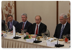По завершении межрегиональной конференции «Единой России» В.В.Путин провел с ее участниками обед в неформальной обстановке
