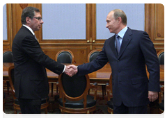 Prime Minister Vladimir Putin at a meeting with Pyotr Aven, president of Alfa Bank