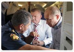 Председатель Правительства Российской Федерации В.В.Путин на борту противопожарного самолета-амфибии Бе-200