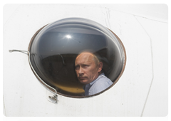 Председатель Правительства Российской Федерации В.В.Путин на борту противопожарного самолета-амфибии Бе-200