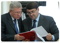 Transport Minister Igor Levitin and Federal Space Agency head Anatoly Perminov at the meeting on using GLONASS for the social and economic development of the Russian regions