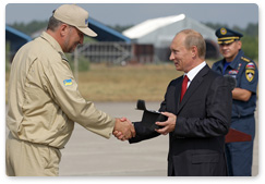 Председатель Правительства Российской Федерации В.В.Путин наградил членов зарубежных и российских лётных экипажей памятными подарками