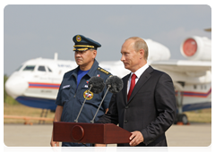 Prime Minister Vladimir Putin presenting commemorative gifts to Russian and foreign pilots who took part in emergency operations to extinguish wildfires across Russia this summer