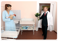 Председатель Правительства Российской Федерации В.В.Путин посетил новый перинатальный центр в Твери, где в послеродовом отделении пообщался с молодыми мамами и подарил им цветы
