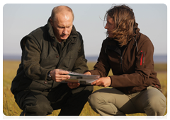 Prime Minister Vladimir Putin familiarising himself with the work of the Russian and German expedition Lena 2010