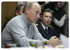 Председатель Правительства Российской Федерации В.В.Путин побывал на рыболовецком траулере «Михаил Старицын» и побеседовал в кают-компании с рыбаками