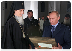 Prime Minister Vladimir Putin presented an icon of St. Nicholas the Miracle-Worker, dating from the mid19th century, to the Life-giving Holy Trinity Cathedral