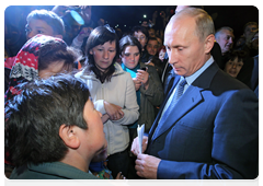 After a visit to the Life-giving Holy Trinity Cathedral, Prime Minister Vladimir Putin talked with residents of Petropavlovsk-Kamchatsky