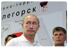 Председатель Правительства Российской Федерации В.В.Путин осмотрел стенды с информацией о ходе работ по созданию российского национального космодрома «Восточный»