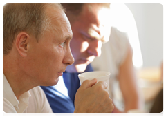 В ходе поездки по трассе «Амур» В.В.Путин на одной из остановок пообщался с водителями-дальнобойщиками