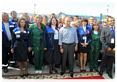 Vladimir Putin posing for pictures with company employees after the opening ceremony of the Russian section of the Russia-China pipeline