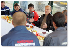 Председатель Правительства Российской Федерации В.В.Путин побеседовал с дорожными строителями на территории базы ООО «Камдорстрой Амур» (1371-й км трассы «Амур»)