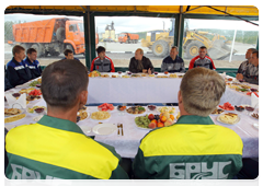 Prime Minister Vladimir Putin speaking with road workers at the Kamdorstroy Amur base (1,371th km of the Amur highway)