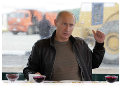 Председатель Правительства Российской Федерации В.В.Путин побеседовал с дорожными строителями на территории базы ООО «Камдорстрой Амур» (1371-й км трассы «Амур»)