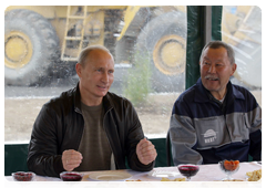 Prime Minister Vladimir Putin speaking with road workers at the Kamdorstroy Amur base (1,371th km of the Amur highway)