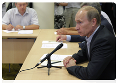 Prime Minister Vladimir Putin talking with residents in the village of Mokhovoye, Lukhovitsy district, Moscow Region, who have been affected by the fires