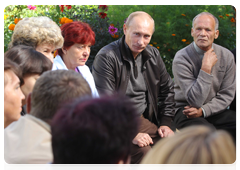 Prime Minister Vladimir Putin talking to residents of the Aksyonovo-Zilovskoye village