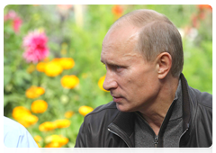 Prime Minister Vladimir Putin talking to residents of the Aksyonovo-Zilovskoye village